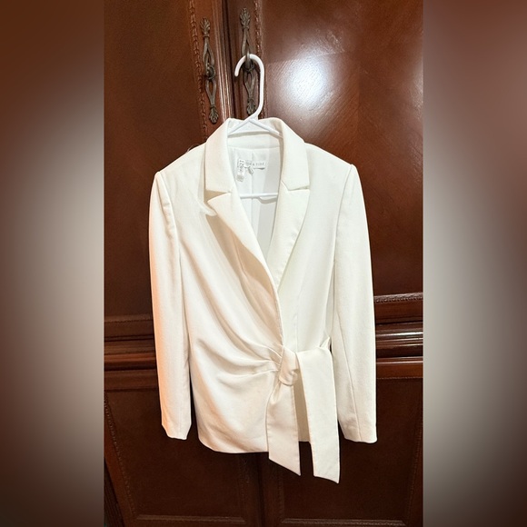 Preston & York EUC White Wrap Tie 
Front blazer. Fresh from dry cleaners 
Size 8 - Picture 4 of 11